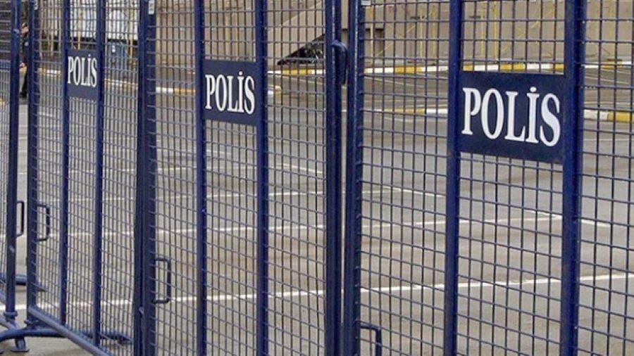 polis barikati 1477060 xY3EX9