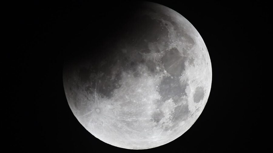 moon 2096998 qvImq8