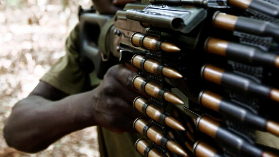 silahli kisi ugandan soldier reu 1958118 VWVLeG