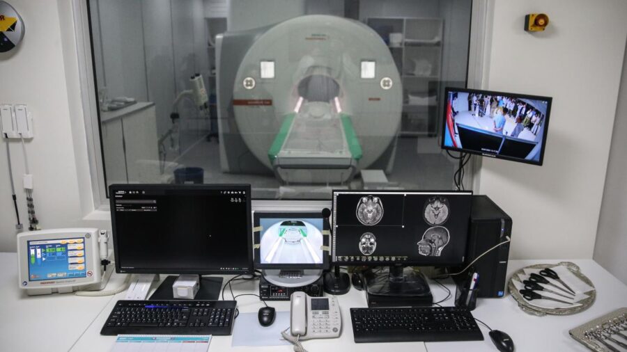 MR cihazı çalışan adamı içine çekti: Metal zincir ölüm getirdi mr cihazi aa 2253611 OHOmnj