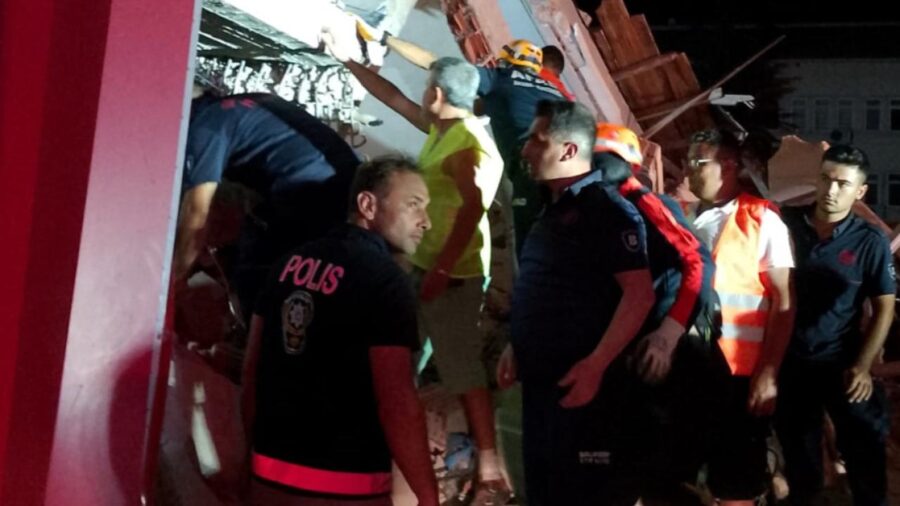 Depremde yaralanan 4 kişinin tedavisi sürüyor sindirgi aa 2387610 YsRz2c