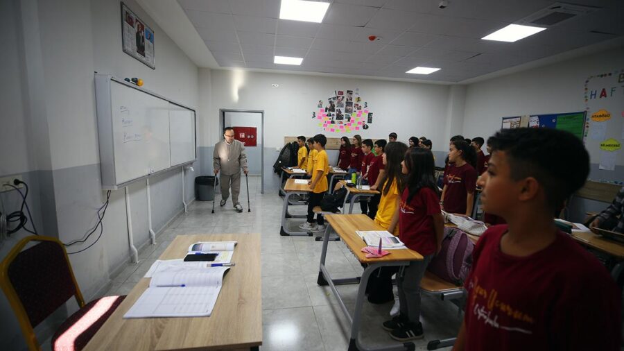 Koltuk değneğiyle hayaline yürüdü: 22 yıllık öğretmenin büyük azmi ogretmen veli durmus aa 2418948 NbN5ci