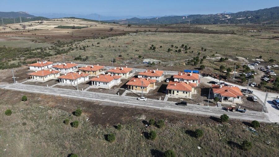 Osmaniye’de yapımı tamamlanan 12 köy evi depremzedelere teslim edildi osmaniye deprem konutuaa 2417241 fqvG4D