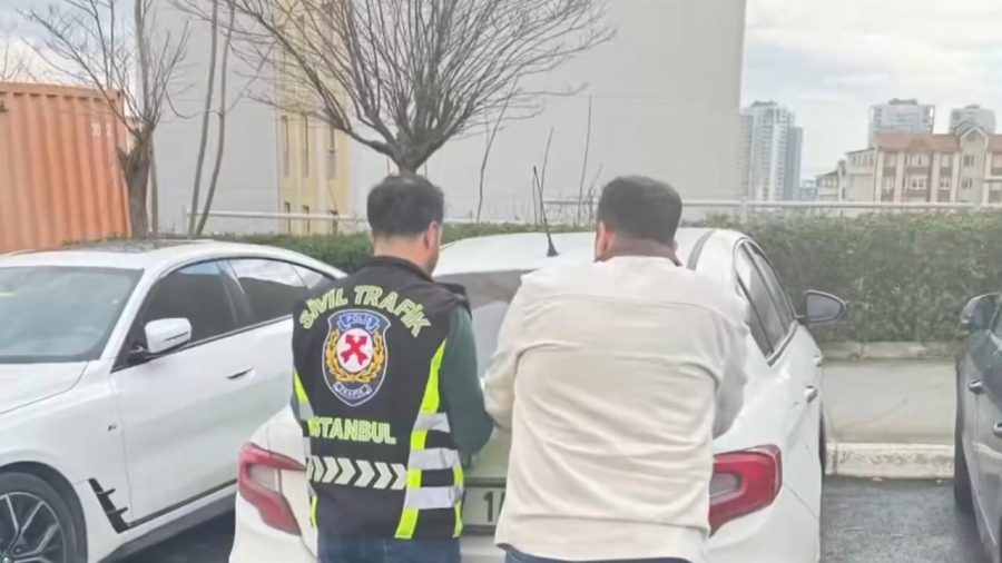 Trafikte araç camını kıran saldırgan sürücü gözaltına alındı trafik saldiriicisleri 2433806 JFGkkf
